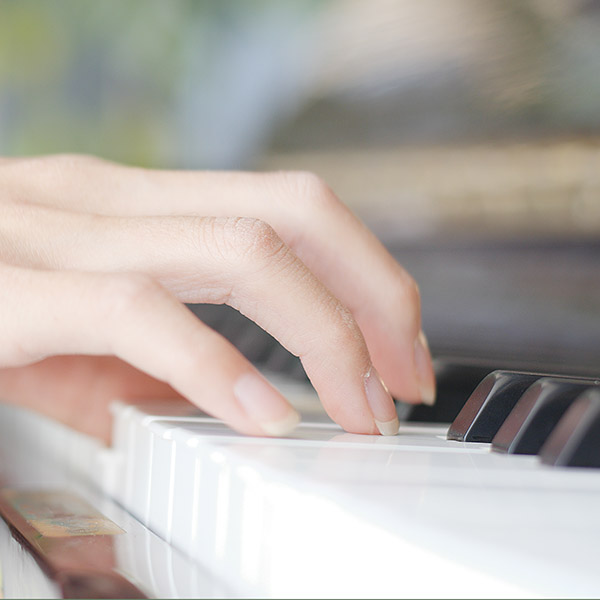 Woman play piano